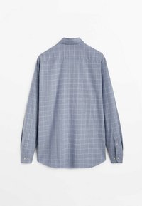 Chemise bleu clair à manches longues avec un motif à carreaux, dotée d'un col boutonné et de poignets, fabriquée à partir d'un tissu doux au toucher lisse.