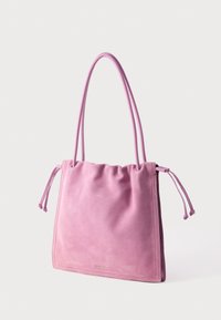 Ροζ σατινέ τσάντα χειρός με μακριές διπλές λαβές, λεπτομέρειες με κορδόνι στα πλαϊνά και μικρό χρυσό λογότυπο "Coccinelle" στο κέντρο του κάτω μέρους.