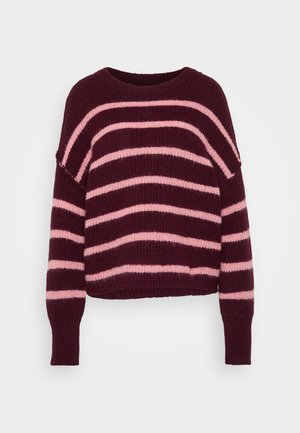 Gestreepte trui met donkere bordeaux- en lichte roze kleuren, gebreide textuur, brede halslijn en lange mouwen met ribgebreide manchetten.