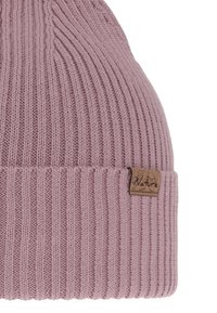 Knitted beanie in soft, mauve color with a ribbed texture. Features a small, rectangular brown leather tag with "Nature" embossed.