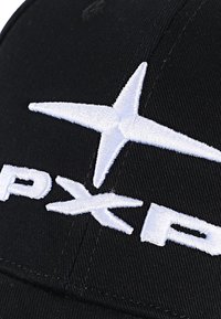 Gorra negra con un logo de estrella bordado en blanco y el texto "PXP". La textura de la tela es suave y con costuras visibles. Diseño simple y moderno.