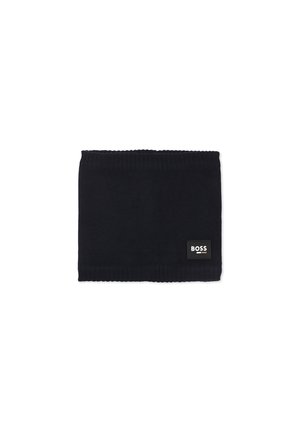 Col roulé en tricot bleu marine, avec un bord côtelé et une petite étiquette de marque "BOSS" sur le devant. Texture douce, forme tubulaire.