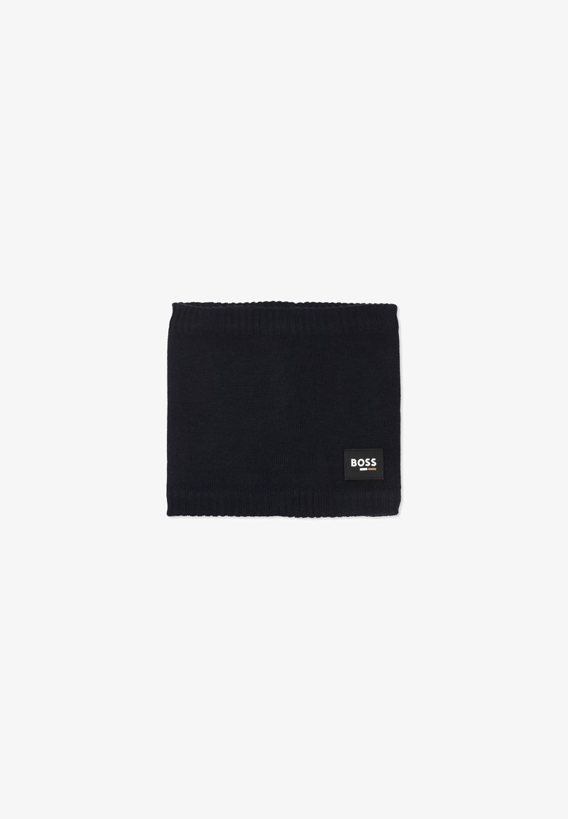 Col roulé en tricot bleu marine, avec un bord côtelé et une petite étiquette de marque "BOSS" sur le devant. Texture douce, forme tubulaire.