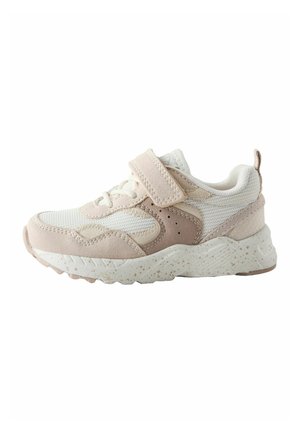 Børnesneaker i beige og hvid med mesh og ruskindsoverdel, velcrorem, snørebånd, tyk spættet sål og trækflap ved hælen.