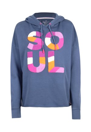 Blaues Hoodie mit lockerer Passform, das bunte, strukturierten Buchstaben zeigt, die "SOUL" in Pink, Orange und Weiß buchstabieren. Es hat eine Fronttasche und eine Kapuze.