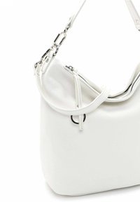 Borsa a tracolla in pelle bianca con forma curva, dotata di un anello in metallo argentato, chiusura con zip e una tracolla rimovibile.