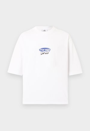 T-shirt bianca a maniche corte con un piccolo logo ovale blu e testo nero "bareen MM XVI" centrato sul petto.