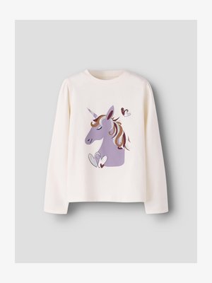 Camicia a maniche lunghe crema con testa di unicorno viola, criniera ondulata, occhi chiusi e tre cuori decorativi intorno.