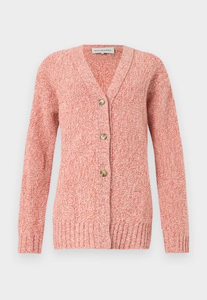 Cardigan boutonné en maille corail et blanche avec un col en V, des manches longues, des poignets et un ourlet côtelés, et un motif en patchwork texturé.