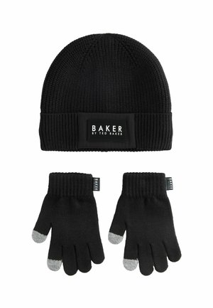 Sort strikket hue med logo-patch og matchende sorte handsker. Handskerne har grå spidser på fingrene. Ribbet struktur hele vejen igennem.