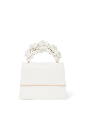 Biała prostokątna torebka z kwiatowym uchwytem wykonanym z nakładających się na siebie kształtów kwiatów, na jednolitym białym tle.