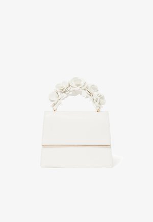 Valkoinen suorakaiteen muotoinen käsilaukku, jonka kahva on tehty päällekkäisistä kukkamuodoista. Laukku on valkoista taustaa vasten.