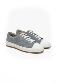 Szare zamszowe sneakersy z białym gumowym czubkiem, białymi sznurowadłami, jasnobrązowymi akcentami i teksturowaną gumową podeszwą dla lepszej przyczepności.