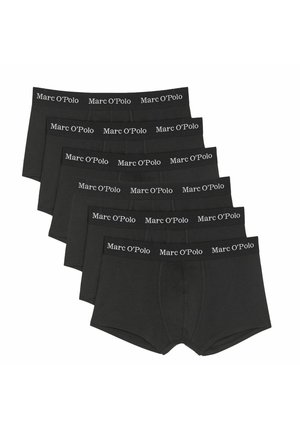 Schwarze Baumwoll-Boxershorts mit einem weichen Bund, auf dem der Text "Marc O’Polo" in Weiß prangt. Sieben Paare ordentlich gestapelt.