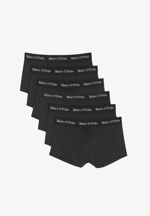 Schwarze Baumwoll-Boxershorts mit einem weichen Bund, auf dem der Text "Marc O’Polo" in Weiß prangt. Sieben Paare ordentlich gestapelt.