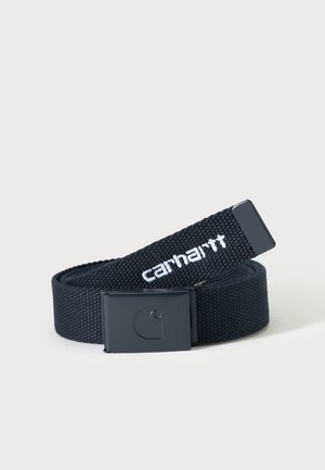 Sort vævet stofbælte med sort metalspænde med præget logo og hvidt broderet Carhartt-brandnavn på remmen.