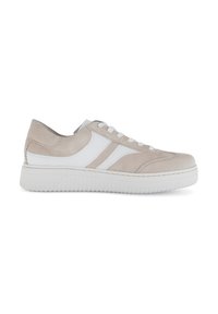 Beige suède sneakers met witte accenten, een gestructureerde zool en een klassiek vetersysteem. Zijkanten met strepen versterken de algehele structuur.
