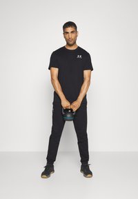 Under Armour LOGO HEAVYWEIGHT - Navadna majica - black/white
