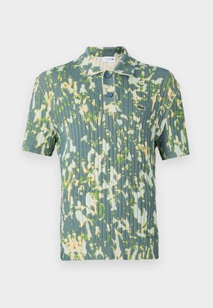 Žalias juostuotas polo marškinėliai su kamufliažo raštu, su bangavimo tekstūra, dviejų mygtukų apykakle ir siuvinėtu logotipu krūtinėje.