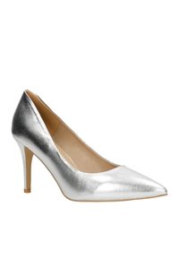 Zilveren metallic hoge hak pump met een spitse neus, gladde textuur en een slanke hak. Eenvoudig ontwerp zonder zichtbare patronen of versieringen.