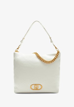 Weißer strukturierter Lederhandtasche mit einem goldenen Kettenakzent, ausgestattet mit einem Logodetail und einem abnehmbaren Schultergurt.