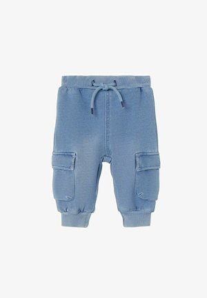 Pantaloni tuta blu con vita regolabile, polsini a costine e due tasche cargo sui lati; tessuto morbido con una texture liscia.