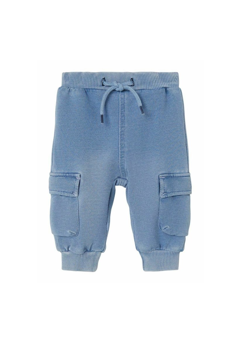 Pantaloni tuta blu con vita regolabile, polsini a costine e due tasche cargo sui lati; tessuto morbido con una texture liscia.