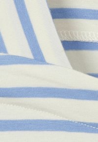 Baumwollstoff mit abwechselnd hellblauen und weißen Streifen. Glatte Textur mit gerippter Oberfläche. Sichtbare Nähte und Kanten.