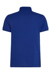 Blå kortærmet poloshirt vist bagfra med ribkantet krave og uden synlige logoer eller mønstre.
