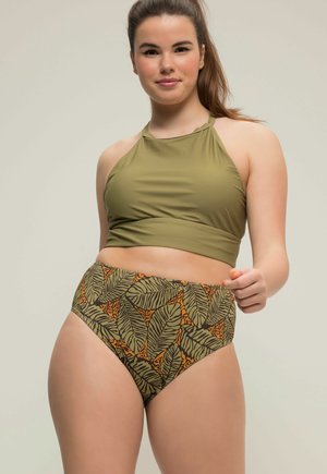 Top corto verde oliva con design a collo alto abbinato a un bikini a vita alta con motivo di foglie verdi e arancioni.
