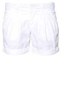 Valkoiset pellavashortsit, rento istuvuus, laskokset edessä ja käännetyt lahkeet. Varustettu kahdella sivutaskulla ja napillalla suljettavalla vyötäröllä.