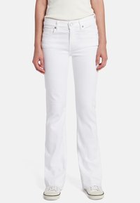 Witte uitlopende jeans met een mid-rise taille, gemaakt van katoen denim. Bevat voorzakken, een klassieke rits en kleine metalen accenten.