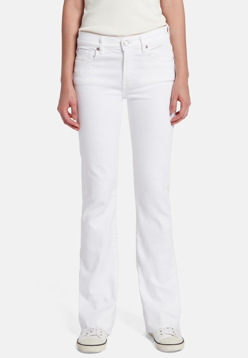 Witte uitlopende jeans met een mid-rise taille, gemaakt van katoen denim. Bevat voorzakken, een klassieke rits en kleine metalen accenten.