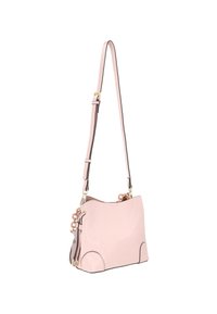 Bolso de hombro de cuero rosa con correa ajustable, herrajes dorados y bordes curvos. Cuenta con un panel lateral texturizado y adornos decorativos de cadena.