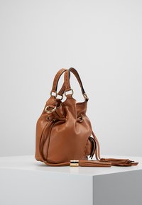 Lancel PREMIER BUCKET BAG - Sac à main - camel