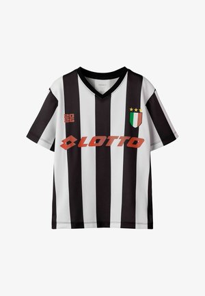 Sort og hvid lodret stribet fodboldtrøje med rød "LOTTO"-logo, et skjold med italiensk flag og tre guldstjerner samt V-hals.
