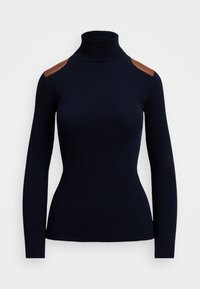 Pull moulant à col roulé côtelé bleu marine avec des manches longues et des accents d'épaule en cuir marron, texture lisse et sans motif.