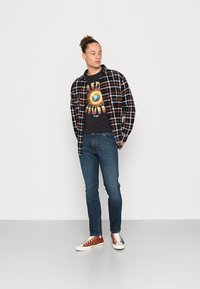 Wrangler LARSTON - Calças de ganga justas - dark brushed