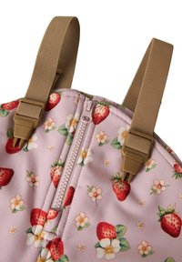 Tissu rose à motifs floraux avec des fraises et des fleurs, doté de bretelles ajustables beiges et d'une fermeture éclair centrale.