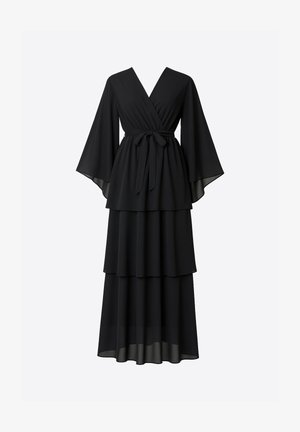 Zwarte jurk met lagen en vloeiende, doorschijnende stof. Heeft een wikkelontwerp, V-hals, lange klokkende mouwen en een ceintuur die gestrikt kan worden voor een verstelbare pasvorm.