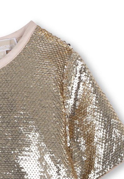 Maglietta a maniche corte per bambini coperta di paillettes dorate con colletto beige e etichetta Michael Kors visibile all'interno dello scollo.