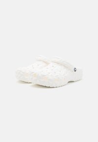 Crocs CLASSIC GEOMETRIC UNISEX - Baseino šlepetės - white