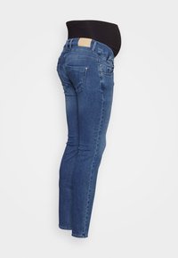 Jeans de maternidade em denim azul escuro, com uma cintura elástica preta, cinco bolsos e uma textura suave, com um design ajustado.