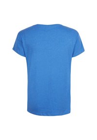 Camiseta azul de manga corta hecha de tela suave, con cuello redondo y una silueta holgada sin patrones o detalles visibles.