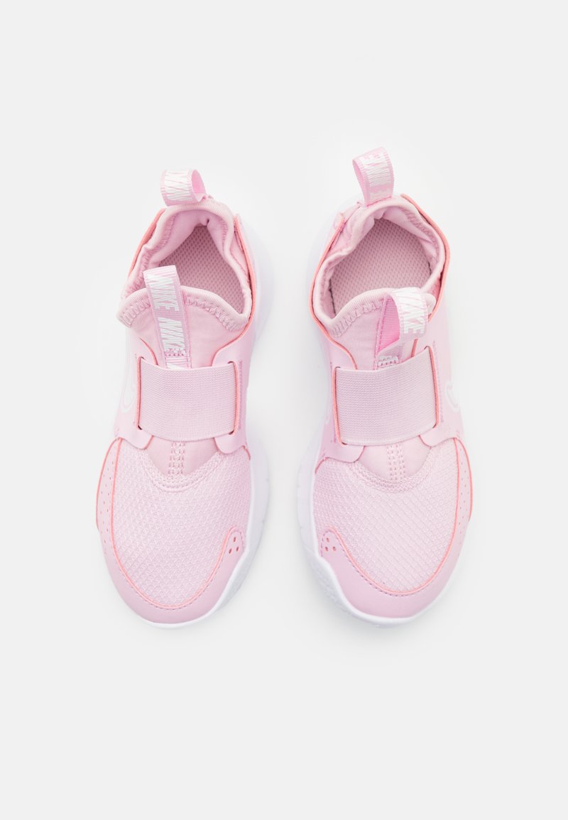 Rosa Sportschuhe aus Mesh und Synthetikmaterial mit einem breiten Klettverschluss, weichem Innenfutter und weißen Sohlen.