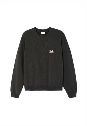 Schwarzes Sweatshirt mit Rundhalsausschnitt, langen Ärmeln und kleinem, besticktem Obst- und Textlogo auf der linken Brust.