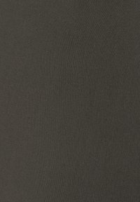 Zwarte textuurstof met een fijne diagonale weefpatroon. Zacht en glad uiterlijk, geschikt voor verschillende textieltoepassingen.