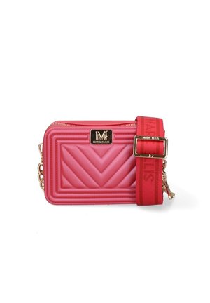 Kleine rechthoekige roze doorgestikte crossbodytas met gouden logoplaatje en brede verstelbare rode band met gouden gesp.