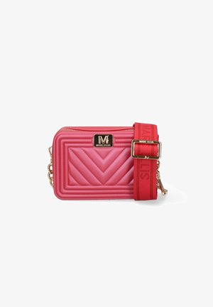 Petit sac bandoulière rectangulaire matelassé rose avec plaque logo dorée et large sangle rouge réglable avec boucle dorée.