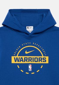 Felpa blu royal in cotone, con grafica gialla "WARRIORS", logo Nike ed emblema NBA sul davanti. Tessuto strutturato.